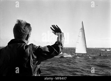 ST-392-1-62 15 settembre 1962 il Presidente John F. Kennedy saluta il sloop Weatherly, dopo la sua vittoria in Coppa America di gara. Dal cacciatorpediniere USS Joseph P. Kennedy Jr. al largo di Newport, RI. Si prega di credito: Cecil Stoughton, Casa Bianca/John F. Kennedy Presidential Library and Museum di Boston. Foto Stock