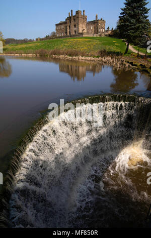 Cascata con Ripley Castle in background,North Yorkshire, Inghilterra, Regno Unito. Foto Stock