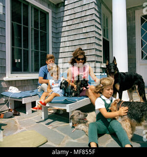 ST-C267-5-63 14 agosto 1963 Presidente Kennedy, John F. Kennedy Jr., la sig.ra Kennedy, e Caroline Kennedy con la famiglia cani. Hyannisport, Squaw Island. Si prega di credito "Cecil Stoughton, Casa Bianca/John Fitzgerald Kennedy Library, Boston'. Foto Stock