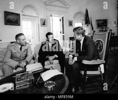 AR8153-A 2 ottobre 1963 Presidente Kennedy soddisfa con il generale Maxwell Taylor e il Segretario della Difesa Robert McNamara dopo il loro viaggio in Vietnam. Fotografia di Abbie Rowe, Casa Bianca di John F. Kennedy Presidential Library and Museum di Boston. Foto Stock