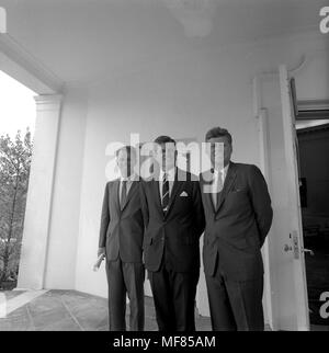 ST-398-3-63 Agosto 28, 1963 Il Presidente John F. Kennedy si erge con i suoi fratelli, Senatore Edward M. Kennedy e il procuratore generale Robert F. Kennedy al di fuori dell'Ufficio Ovale della Casa Bianca. Si prega di credito Cecil Stoughton, John F. Kennedy Presidential Library and Museum di Boston. Foto Stock