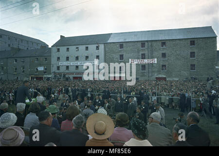 KN-C29391 27 giugno 1961 Presidente Kennedy affronta la folla a New Ross Quay in Irlanda, 27 giugno 1963. Fotografia di Robert Knudsen nel John F. Kennedy Presidential Library and Museum di Boston. Foto Stock