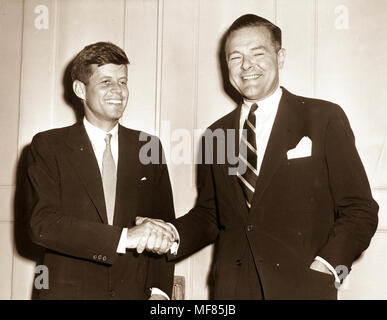 PC 473 10NOV1952 Congressman John F. Kennedy e il senatore Henry Cabot Lodge agitare le mani. Si prega di credito "John F. Kennedy Presidential Library and Museum, Boston' Foto Stock