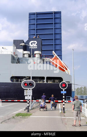 Varie La gente guarda come una nave marittima si muove attraverso il dispositivo di bloccaggio nella zona portuale della Zeeland città portuale di Terneuzen Foto Stock