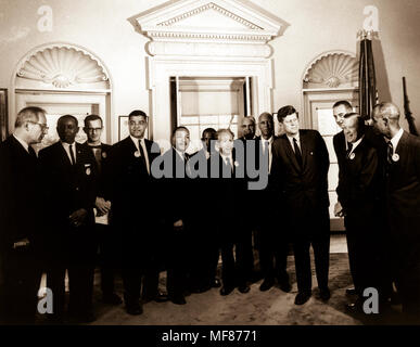 AR 8090-A 28 AGOSTO 1963 Presidente incontra i leader di marzo su Washington. L-R: Segretario del lavoro Willard Wirtz hanno, Floyd McKissick, Matteo Ahmann, Whitney giovani, Rev. Il dott. Martin Luther King Jr., John Lewis, il Rabbino Joachim Prinz, Rev. Eugene Carson Blake, A. Philip Randolph, Presidente Kennedy, Vice Presidente Johnson, Walter Ruether, Roy Wilkins. Casa Bianca, Ufficio Ovale. Si prega di credito "Abbie Rowe, National Park Service/John Fitzgerald Kennedy Library, Boston'. Foto Stock