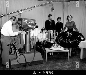 John F. Kennedy 1952 campagna di senato. "Il caffè con il Kennedys' call-in programma. Seduto, L-R: Patricia Kennedy, Rose Kennedy; standing, L-R: John F. Kennedy, Jean Kennedy, Eunice Kennedy. Foto Stock