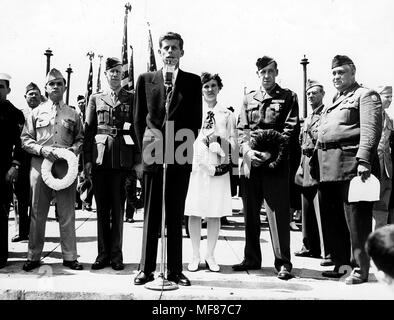 PC 360 30 Maggio 1946 John F. Kennedy parla presso il Memorial Day servizi in Cambridge, Massachusetts. Si prega di credito "John Fitzgerald Kennedy Library, Boston' per l'immagine. Foto Stock