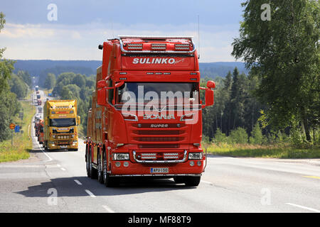 Scania R620 per impieghi pesanti carroattrezzi di K. Sulinko conduce convoglio di camion che di potenza Visualizza carrello lungo la panoramica strada statale in estate in Ikaalinen, Finlandia - 10 agosto Foto Stock