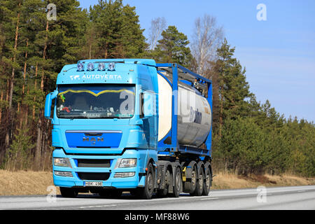 Il turchese MAN Truck cale tank container lungo la strada rurale in una giornata di sole di primavera a Salo, Finlandia - 20 aprile 2018. Foto Stock