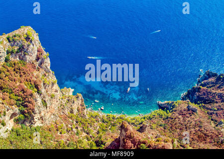 Vista della spiaggia appartata con piccole imbarcazioni e il mare azzurro e limpido da Rocky Mountain Top, Turchia Foto Stock
