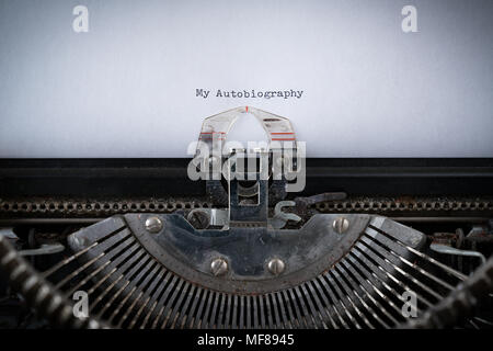 Autobiograhpy digitata su una vecchia macchina da scrivere Foto Stock