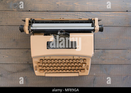 Vecchia macchina da scrivere Vintage su uno sfondo di legno Foto Stock