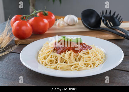 Piatto di spaghetti con sugo di pomodoro e basilico Foto Stock