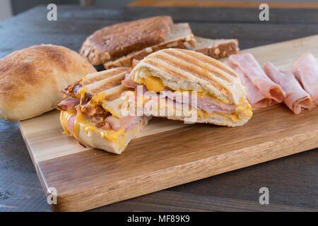 Grigliata di prosciutto e formaggio Panini panino sulle Ciabatta Roll Foto Stock