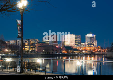 WILMINGTON, DE - Aprile 5, 2018: Wilmington, Delaware Riverwalk e sullo skyline lungo il fiume Christiana di notte Foto Stock