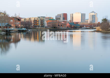 WILMINGTON, DE - Aprile 5, 2018: Wilmington, Delaware Skyline e Riverwalk lungo il fiume Christiana Foto Stock