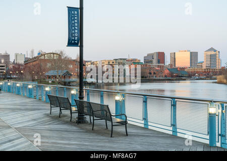 WILMINGTON, DE - Aprile 5, 2018: Wilmington, Delaware Skyline lungo il fiume Christiana Foto Stock