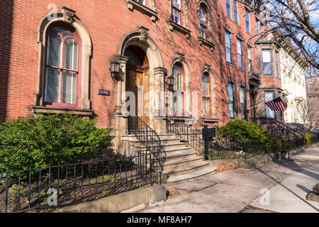 TRENTON, NJ - Aprile 5, 2018: Storico Townhomes lungo la strada statale a Trenton New Jersey Foto Stock