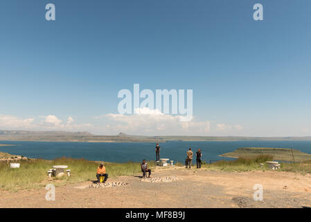 STERKFONTEIN, SUD AFRICA - 14 Marzo 2018: i turisti e i fornitori di regalo al punto di vista di Sterkfontein Dam nel libero Stato Provincia Foto Stock