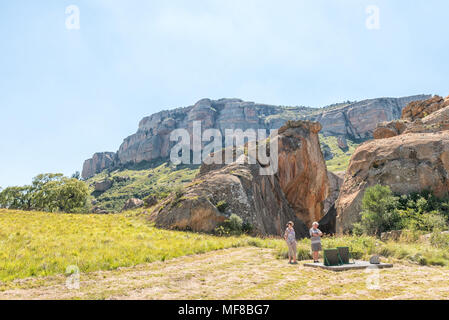 KERKENBERG, SUD AFRICA - 14 Marzo 2018: due turisti non identificato a Retiefklip, un sito storico nel libero Stato Provincia vicino al Oliviershoek Foto Stock