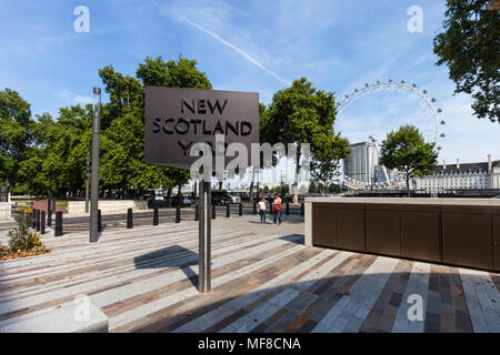LONDON, Regno Unito - 28 agosto 2017 - New Scotland Yard a segno con il London Eye in background. Foto Stock