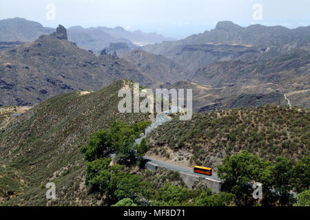 Vista da Cruz de Tejeda sulle montagne e la roccia sacra Roque Bentayga (sinistra), Gran Canaria Isole Canarie Spagna Foto Stock