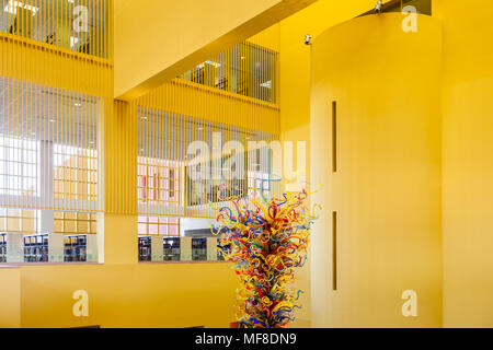 SAN ANTONIO, TEXAS - corrispondenza 26, 2018 - San Antonio Central Library lobby con sculture in vetro "Fiesta" Torre progettata da Dale Chihuly Foto Stock