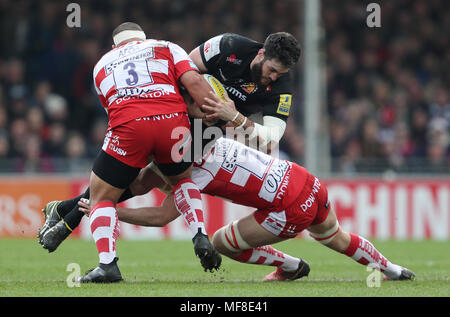 Exeter di Dave Dennis è affrontato da Gloucester John Afoa e Lewis Ludlow durante la Aviva Premiership corrispondono a Sandy Park, Exeter. Foto Stock