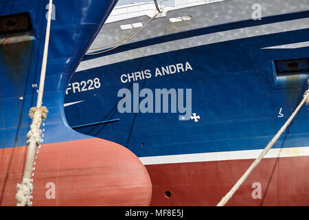 Chris Andra FR228 ormeggiata al Porto di Fraserburgh. In particolare che mostra la prua a bulbo design su Taits 11 Foto Stock