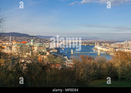 Europa orientale, Ungheria, Budapest, il Danubio sul Ponte delle catene come si vede dalla Cittadella Foto Stock