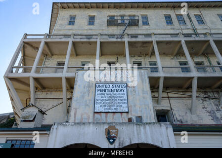 L'Alcatraz visitor center con gli Indiani Benvenuti graffiti Foto Stock