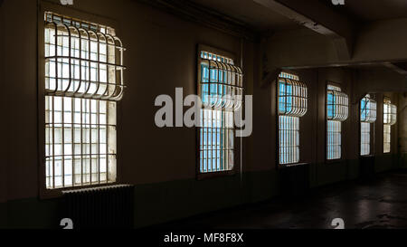 Bloccate le finestre dentro la prigione di Alcatraz a San Francisco Bay Foto Stock