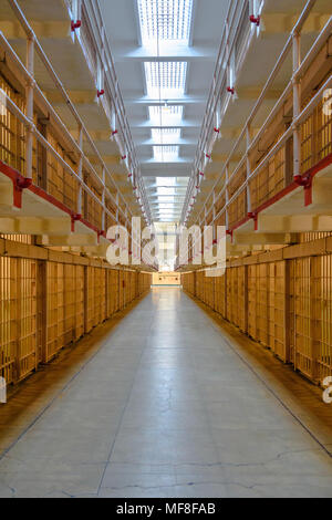 Guardando in giù la navata centrale di celle di prigione di Alcatraz Foto Stock