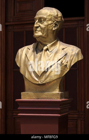 Busto di Victor Raul Haya de la Torre, Pizarre Street, Trujillo, Perù, Sud America Foto Stock