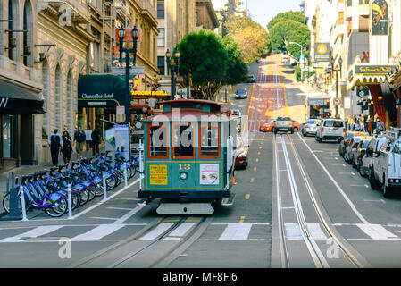 A San Francisco la funivia da La linea Powell-Hyde tirando in a Market Street su Powell Street Foto Stock