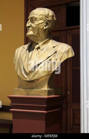 Busto di Victor Raul Haya de la Torre, Pizarre Street, Trujillo, Perù, Sud America Foto Stock