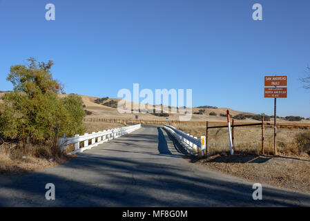 Il ponte che attraversa il San Andreas anomalia in Parkfield, California Foto Stock