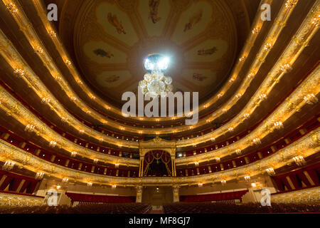Vista dal palco all'interno auditorium del Teatro Bolshoi è il teatro storico di lirica e di Balletto a Mosca, Russia Foto Stock
