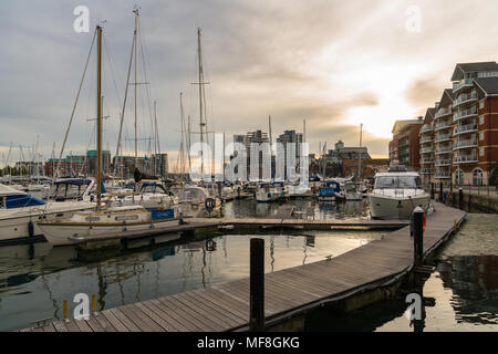 Ipswich, Suffolk, Inghilterra, Regno Unito - 27 Maggio 2017: Case nel nuovo taglio est e Stoke Quay, con barche e yacht in Ipswich Marina Foto Stock