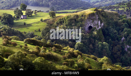 Il Thor's Cave nella luce del mattino Foto Stock