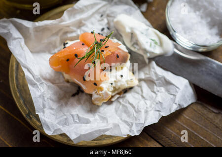 Salmone affumicato crostino con crema di formaggio, aneto fresco e sesamo nero. Finger food. Foto Stock