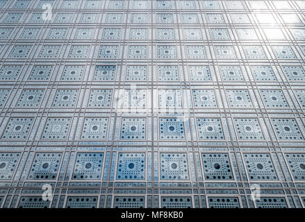 Francia, Parigi - 5 aprile 2018: Institut du Monde Arabe progettato dall architetto francese Jean Mouvel Foto Stock