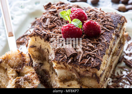 Il tiramisù torta con cioccolato grattugiato, lampone e menta. Perfetto Dessert. Foto Stock