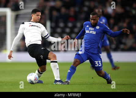 Derby County's Curtis Davies (sinistra) e Cardiff City's Junior Hoilett (destra) battaglia per la sfera durante il cielo di scommessa match del campionato al Pride Park, Derby. Foto Stock