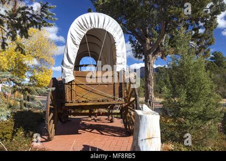 Mostra modello di Old Wild West Pioneer Rustic Wagon Wheel Stagecoach in Sedona Arizona Foto Stock