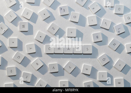 Descrizione del caos di parole con le lettere di una vecchia tastiera Foto Stock