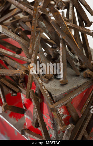 Grandi imprese industriali potente magnete a ferro di cavallo costituito da componenti attirare chiodi di ferro galvanizzato staples, dimostrando clouts campo magnetico Foto Stock