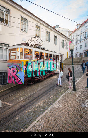 Tram di Lisbona, vista di un tram colorato graffiato sull'Elevador do Gloria nell'area di Baixa nel centro di Lisbona, Portogallo. Foto Stock