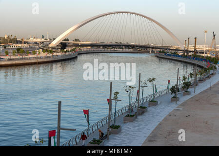 Tolleranza bridge spanning su Dubai Canal,. Il ponte è stato chiamato sulla Giornata internazionale per la tolleranza, Foto Stock