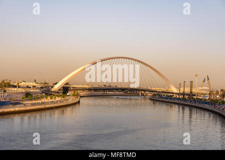 La passerella vista sopra il nuovo Dubai Canale d'acqua al tramonto Foto Stock